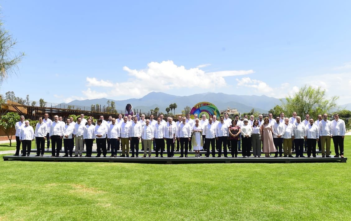 ArturoAbreu_'s tweet photo. El gobernador @adan_augusto López Hernández de Tabasco y sus homólogos de #Oaxaca #Campeche #Chiapas #Guerrero #Puebla, #QuintanaRoo #Veracruz y #Yucatán firman el #PactoOaxaca para establecer una agenda común y estratégica para impulsar juntos el desarrollo del sur-sureste. https://t.co/vOuFYAIQoq