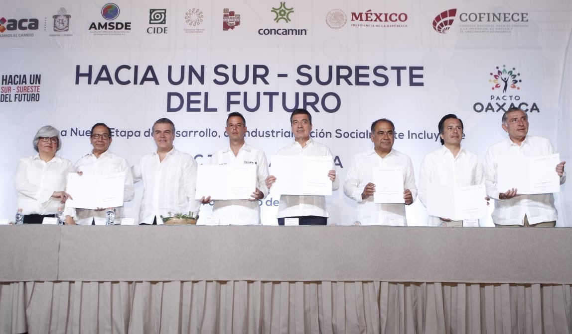 ArturoAbreu_'s tweet photo. El gobernador @adan_augusto López Hernández de Tabasco y sus homólogos de #Oaxaca #Campeche #Chiapas #Guerrero #Puebla, #QuintanaRoo #Veracruz y #Yucatán firman el #PactoOaxaca para establecer una agenda común y estratégica para impulsar juntos el desarrollo del sur-sureste. https://t.co/vOuFYAIQoq