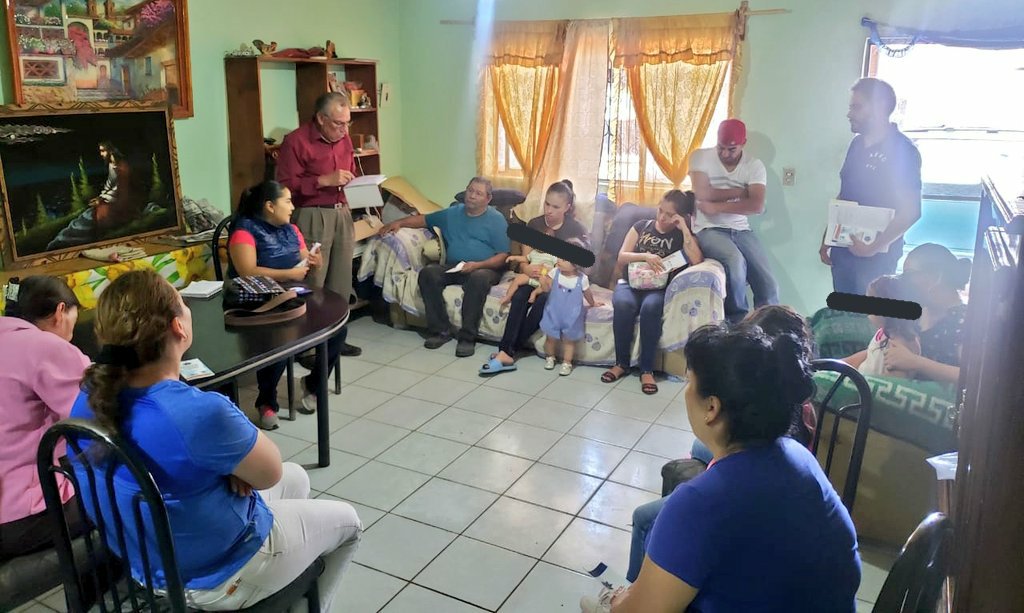 DMSPDGO's tweet photo. Personal de #VinculaciónSocial lleva la platica cómo utilizar y descargar la aplicación #CiudadanoSeguro a los vecinos del Fracc. El Ciprés. Así como los diversos servicios que brinda el #CEMMIP #Prevención #SeguridadResponsabilodadConpartida
#ProxPol https://t.co/Cv0I82e63t