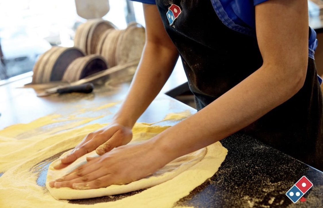 Just a picture of a pizza artist creating a masterpiece! 😍🍕
📲🖥 Order online now at: bit.ly/28Zbv5X