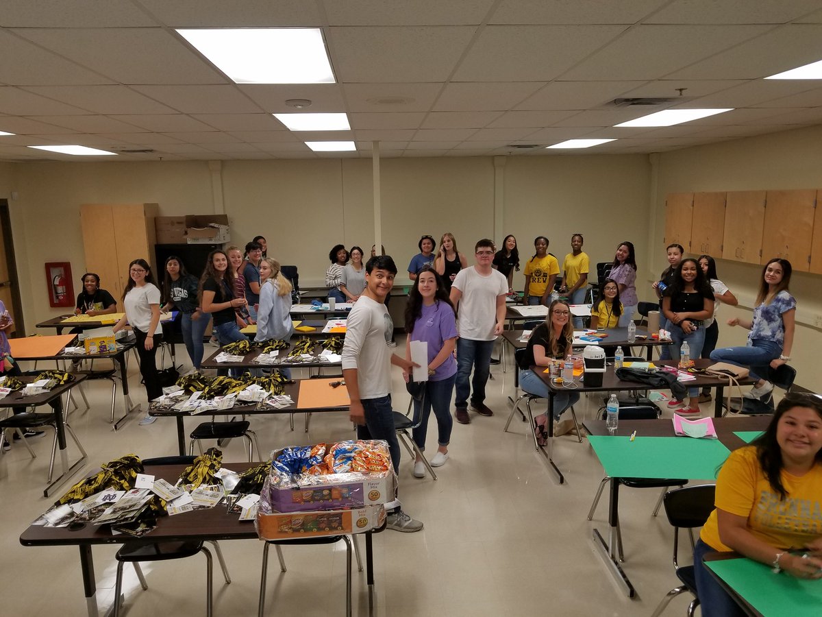 Awesome Brennan students helping with Cub Camp Class 2023!! <a href="/Bears_StuCo/">Brennan Student Council</a>  #Brennan