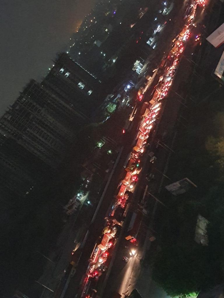 AlgoBoffin's tweet image. I reach home from office (15 Km) in just 2 Hours 30 Minutes by my Bullet Train in Smart City.
#ManVsModi