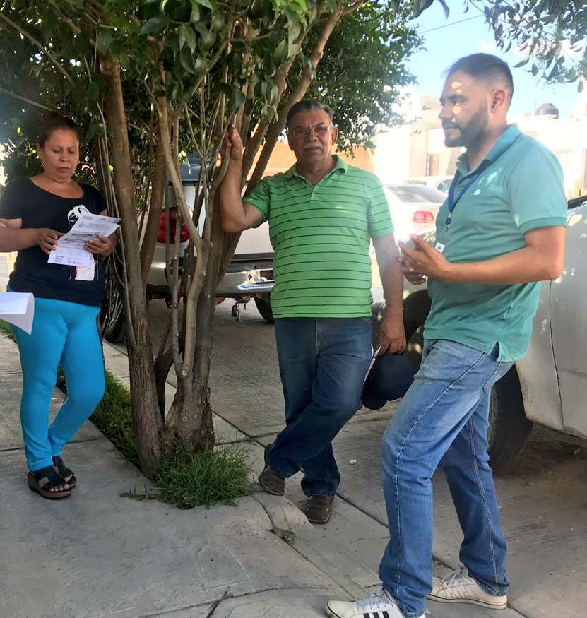 DMSPDGO's tweet photo. #VinculaciónSocial lleva a los vecinos del #ComitéCiudadano del Fracc. San Marcos, platica de como descargar la aplicación #CiudadanoSeguro así como los beneficios y la forma de utilizarla para estar en contacto con el #CEMMIP las 24 horas del día. #ProxPol https://t.co/fgULxcqaL6