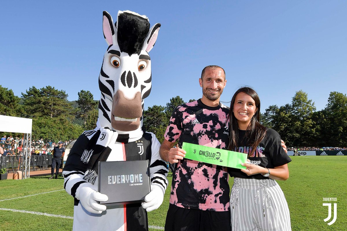 juventusfc's tweet photo. Buon compleanno @chiellini! 🎂

Gli auguri della J1897 #Member, Alessia Folisi, con una fascia da capitano speciale ⓒ

Diventa anche tu member! ➡️https://t.co/Og5KbpOEE5 https://t.co/SgO4L48FNH