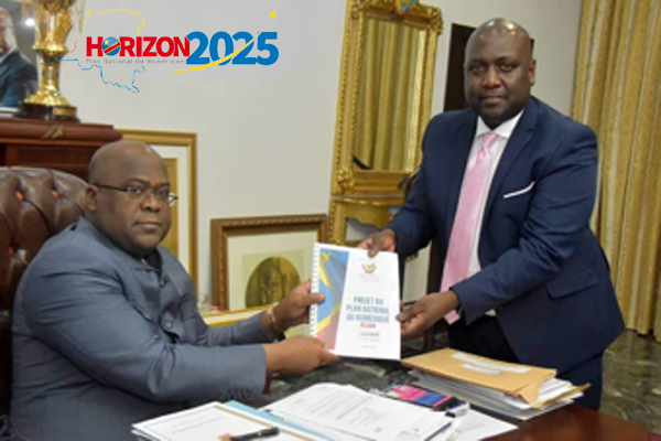 Son Excellence Mr le Président de la République reçoit le draft 0 du PNN des mains de son Conseiller Spécial en charge du Numérique <a href="/migishaofficiel/">Dominique Migisha</a>.