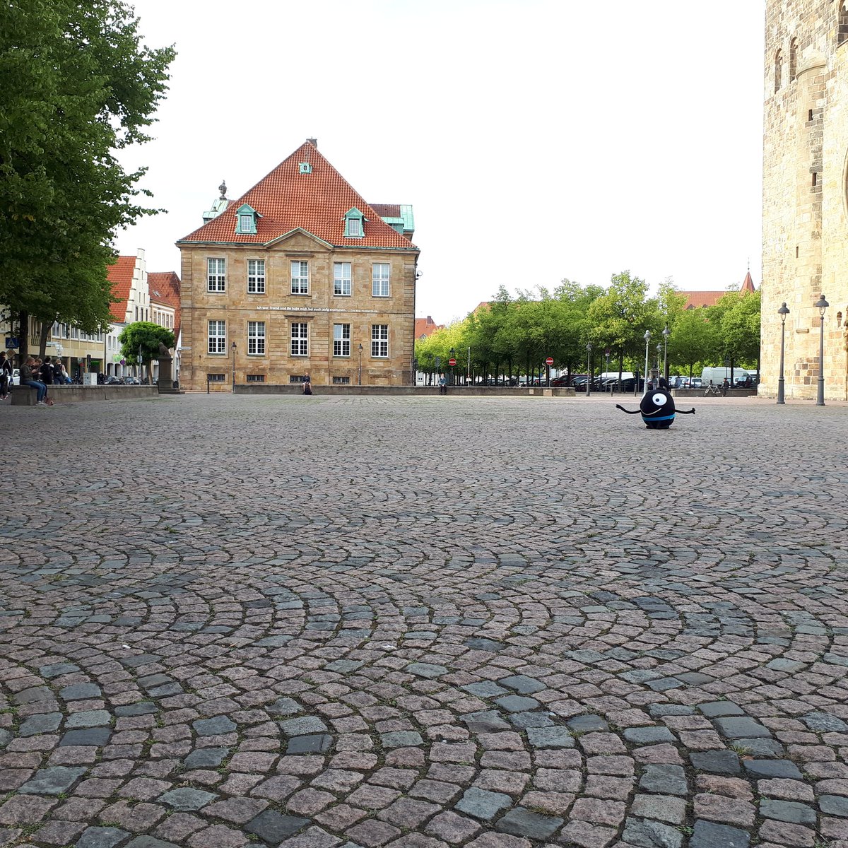 SarahKKKoenig's tweet photo. Meine Zeit mit Edda beginnt an einem Sonnentag, also ideal um ein paar gute aber auch schlechte #PlätzefürMenschen einzufangen. #EMW18 #Osnabrück https://t.co/KmBA1vspte