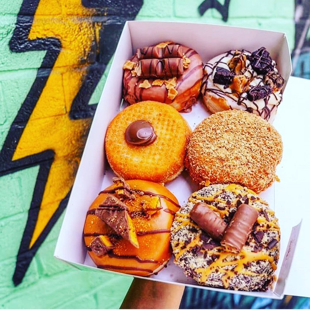 fudosapp's tweet photo. Now that's what we call a donut 🍩 🍩 🍩
Cred - @doughnuttime_uk 
When you should head to the gym to work on your 6 pack but you accidentally end up with a 6 pack of doughnuts instead. 🍩🙋🏻‍♀️
Which one would you pick?! 💕
#doughnut #londondesserts #londonfood  @cheatdayeats https://t.co/cfi0wAkfgr