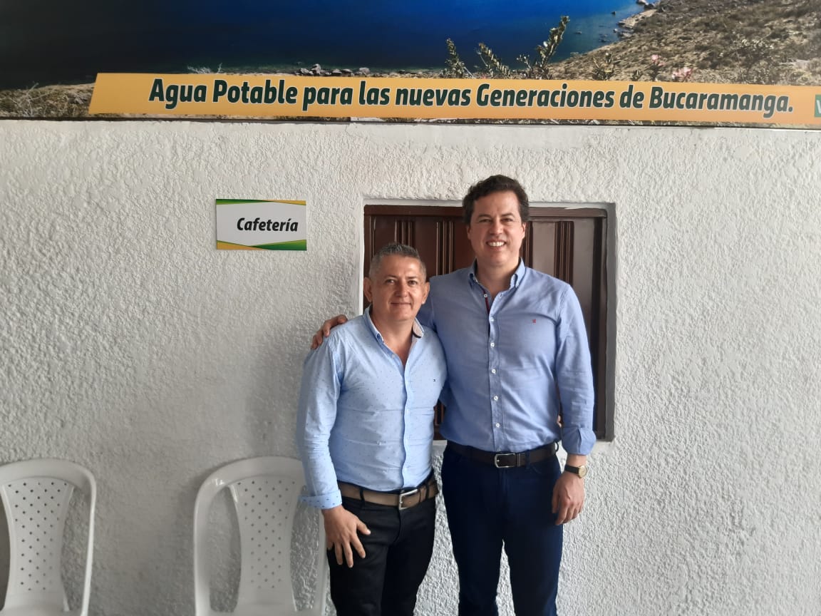 AlbertoNovoaPV9's tweet photo. Recibiendo el apoyo incondicional de nuestro actual Senador Juan Manuel Galán y futuro presidente de la República de Colombia. Dentro de su agenda está prevista una visita con todo nuestro voluntariado de la organización de #albertonovoaAV9 #concejogiron

https://t.co/GLDPKU0Mls https://t.co/RBUXde7tSx