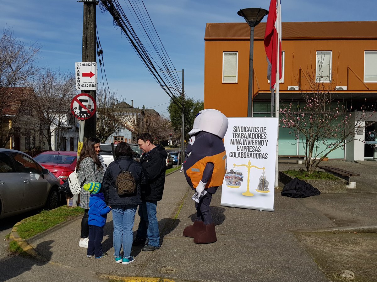 OBennu's tweet photo. Los representantes de los trabajadores de Mina Invierno en Valdivia entregando información paleobotanica a la comunidad y a la espera de una pronta resolucion del @3tacl por respeto y dignidad de todos quienes participan del proyecto minero. @biobio @sebastianpinera @CNNChile https://t.co/VXTfeURfJX