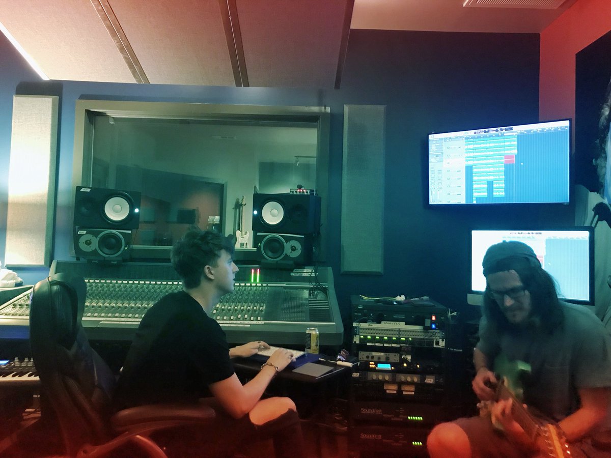 purelifeshow's tweet photo. #studioday https://t.co/YzzTKfGbE1