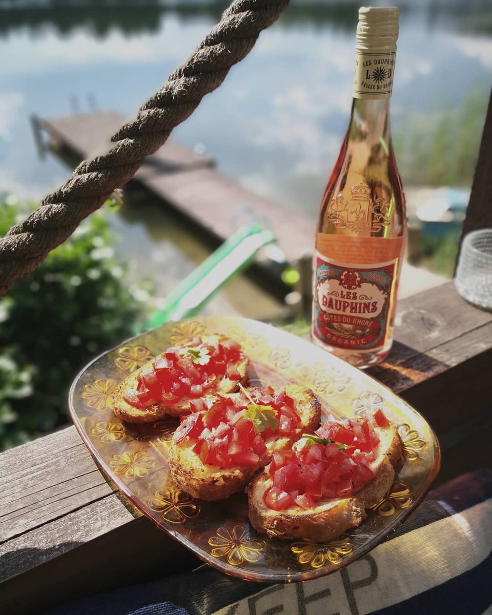 Les Dauphins Rosé, lakeside views and farm-fresh crostini are the perfect trio on this #WineWednesday. #Repost @beachhousekitchen