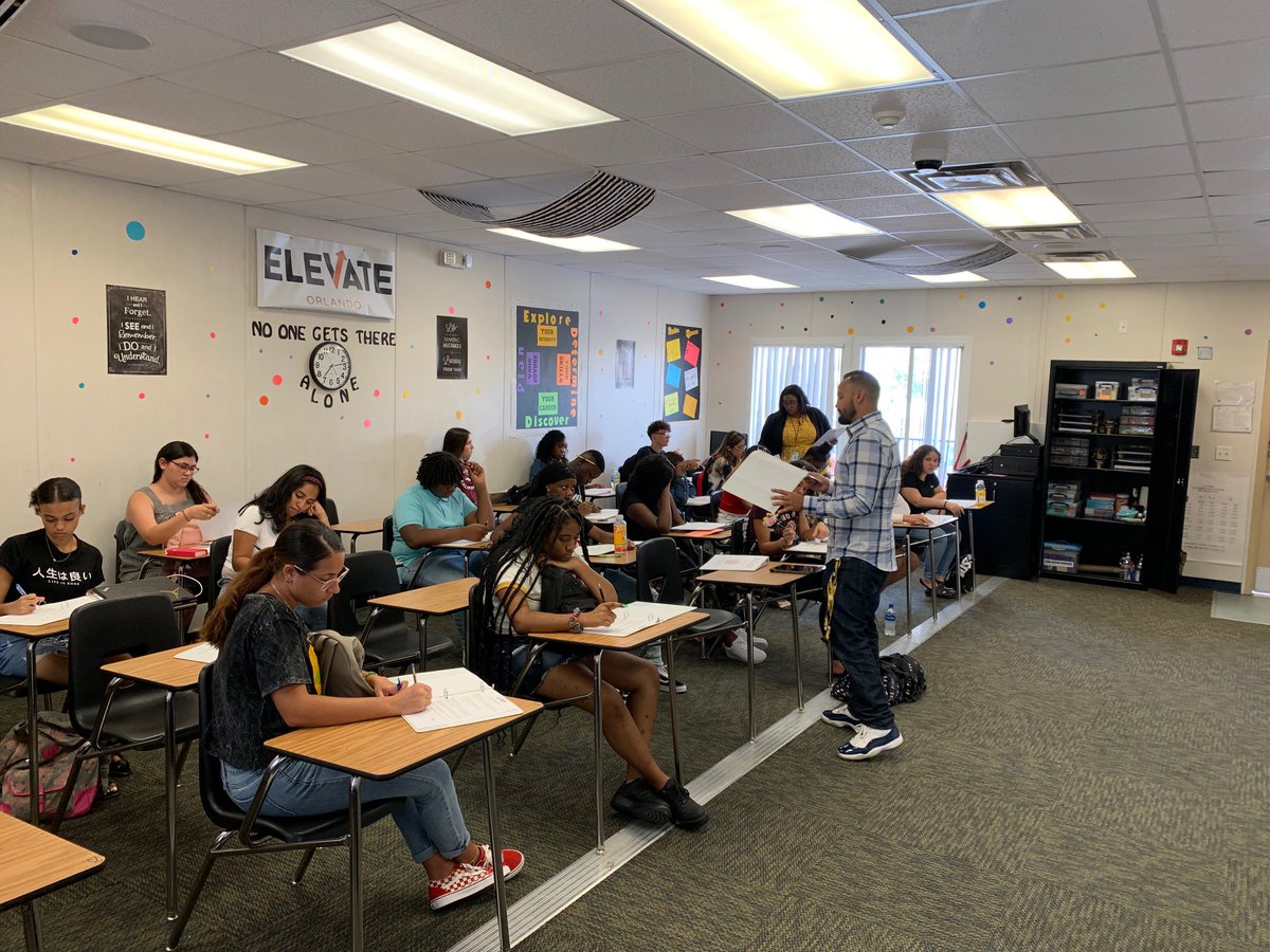 jakegalen_'s tweet photo. The #ElevatorClass has begun at Oakridge High School and Mr. Rodriguez is starting strong! https://t.co/AqS873XRRy