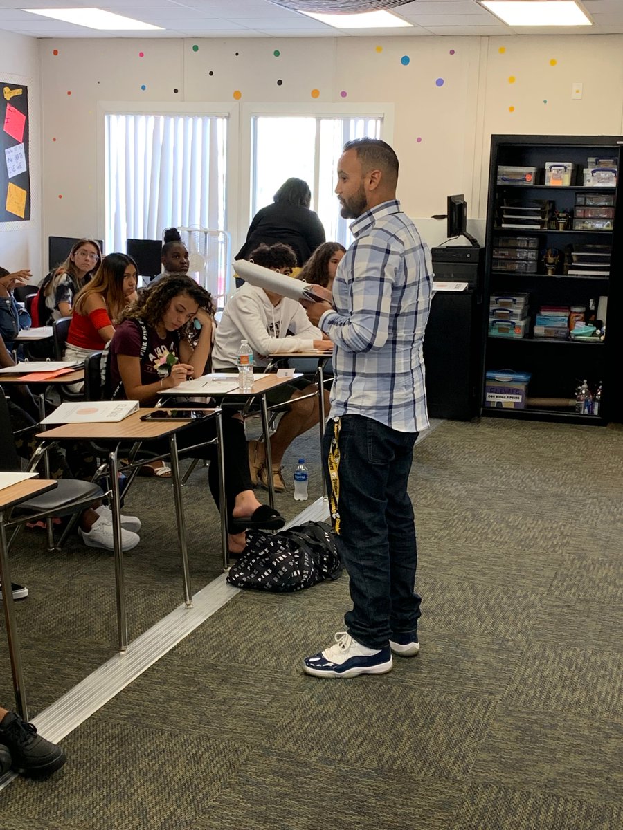 jakegalen_'s tweet photo. The #ElevatorClass has begun at Oakridge High School and Mr. Rodriguez is starting strong! https://t.co/AqS873XRRy
