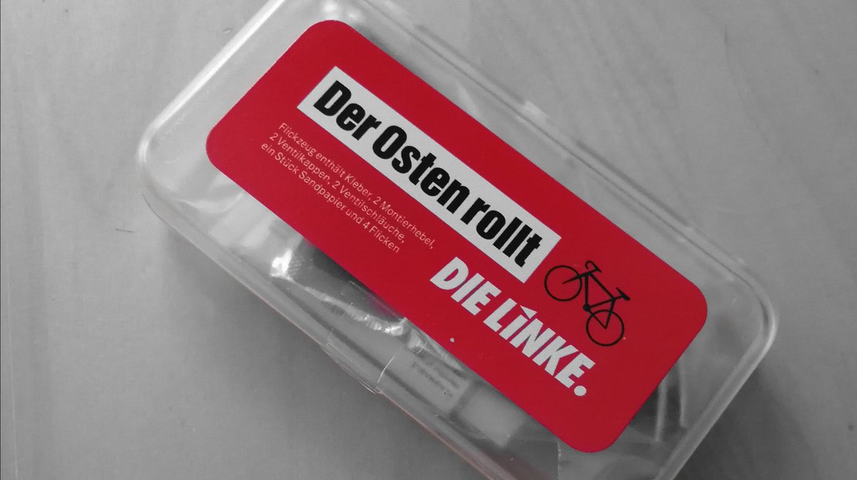 thomasdudzak's tweet photo. Und wer ganz lieb fragt, kriegt auhh nen Fahrradflickset. 😁 #DerOstenRollt #sltw19 https://t.co/TV59QnnI45