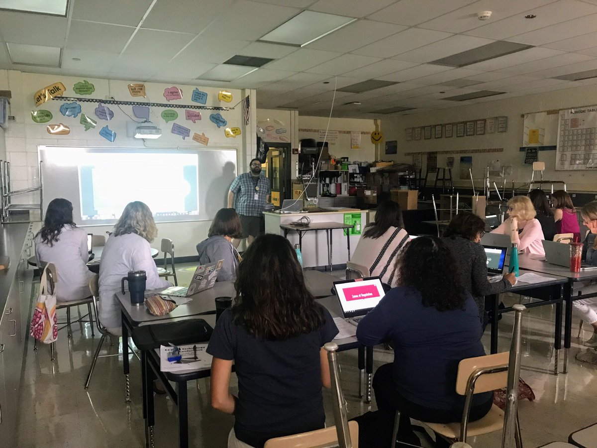 aliciaduell's tweet photo. “Using Chromebooks to Effectively and Joyfully Engage Students with @PearDeck”! @CFabrikant88 sharing how to use this incredibly engaging tool! #21MiniCon #21Learns https://t.co/MuVUQU6ACS