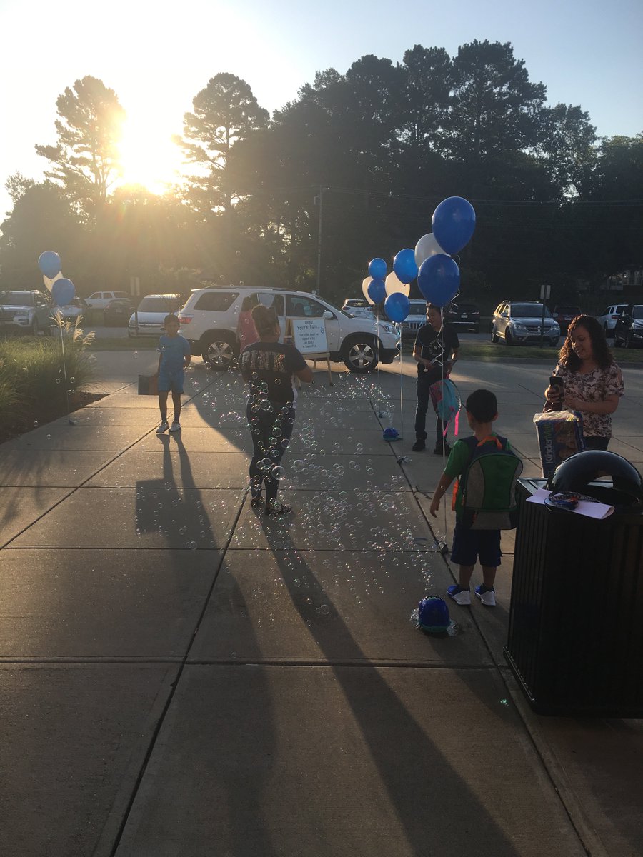 KingElemKnights's tweet photo. Things are "Popping" @KingElemKnights #schoolsbackVB #Pointerpride Kids loved the bubbles! https://t.co/kudYi1zald