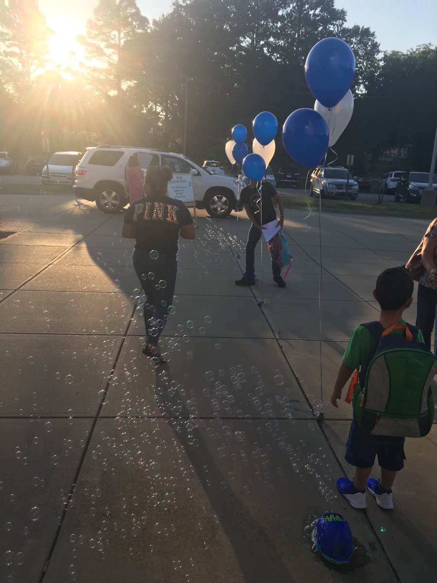 KingElemKnights's tweet photo. Things are "Popping" @KingElemKnights #schoolsbackVB #Pointerpride Kids loved the bubbles! https://t.co/kudYi1zald