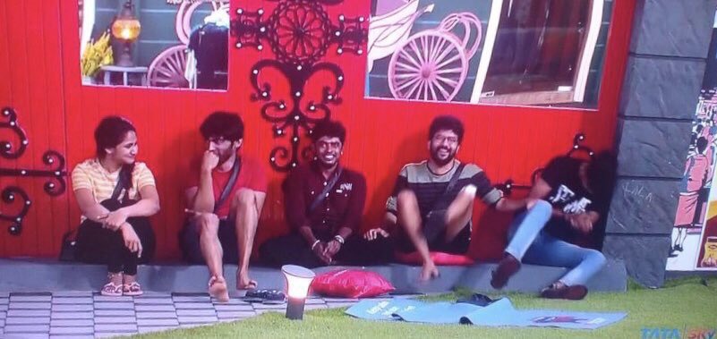 Oviya_Lovers's tweet photo. Top 5 finalists of #BiggBossTamil3 
My Personal Wish 🎊 🏆
#BiggbossTamil 
#Losliya #Tharshan #Sandy #Kavin #Mugen https://t.co/TcICkbF8Qe