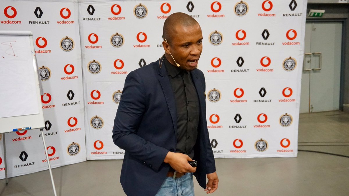 FredBohasu's tweet photo. Day 2 In Bloemfontein, speaking to young entrepreneurs from #UniversityOfFreeState #PrideFactor #connectedyouth. Sponsored by #Vodacom and driven by #Renault https://t.co/p5BiaV55pQ