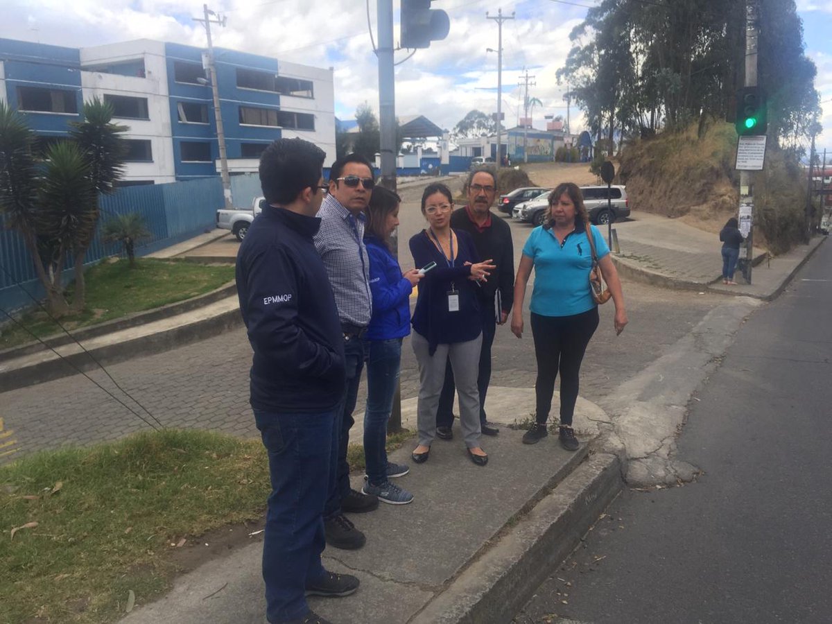 Tp_Conocoto's tweet photo. Tenencia Politica y @gadconocoto trabajando en seguridad desde la prevención.  Hoy junto a @ObrasQuito identificando puntos críticos que afectan la movilidad en la parroquia de Conocoto. https://t.co/MKA4P8RFTb