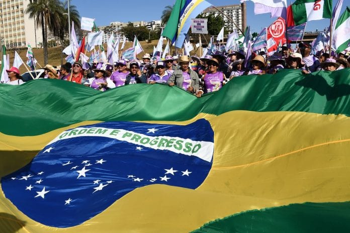 ElNacionalWeb's tweet photo. #ENMundo Multitudinaria marcha de campesinas en Brasilia arremete contra Bolsonaro https://t.co/HLf4uD9gJD  https://t.co/alirnzYLD4