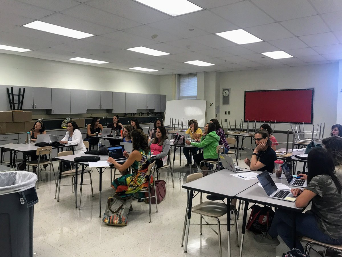 aliciaduell's tweet photo. Fabulous @WeVideo session by Tim Baker. Such a powerful tool with so many possibilities to create and communicate! #21MiniCon #21Learns https://t.co/z8WGEUP3cq