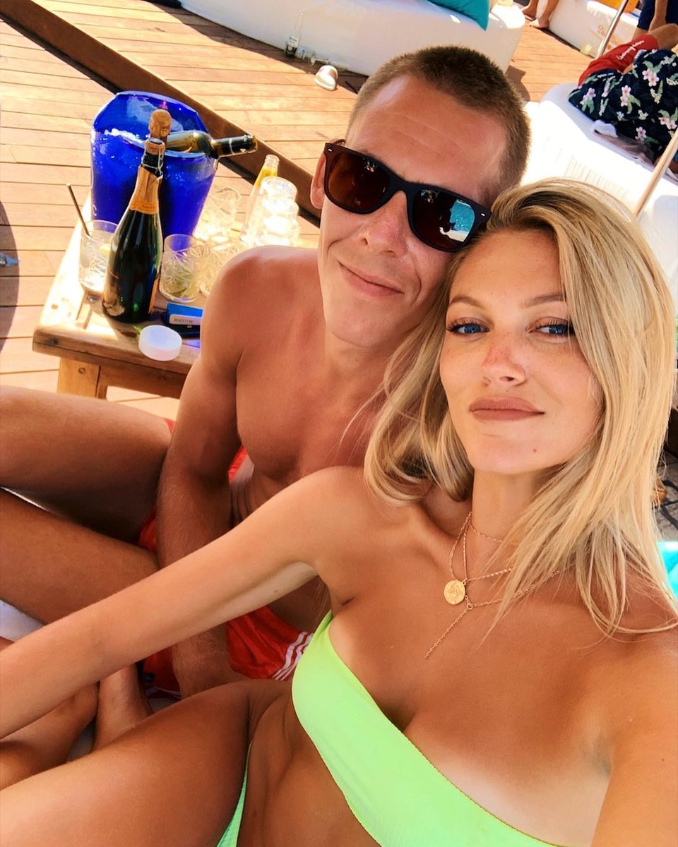 Sophie_Harries's tweet photo. Throwing it back to warmer times a couple weeks ago ☀️ 🥂 #drunkinlove #partypartner #partnerincrime #marbella #holiday #sun #summer #fun #love #champagne @oceanclubmarbella https://t.co/FWaYUgADlZ