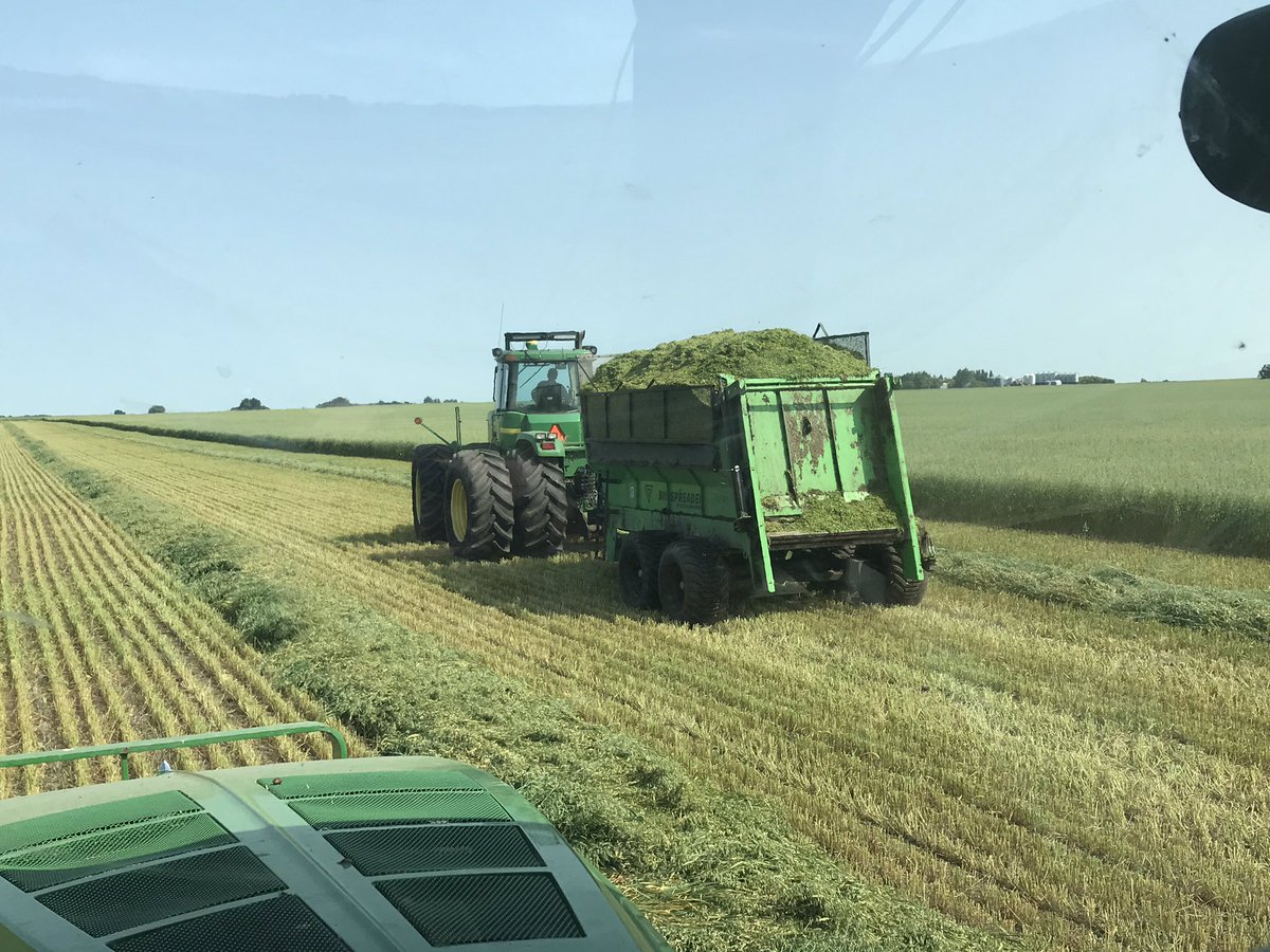 CoreyBloder's tweet photo. This might be the handiest thing ever! #biospreader #dualpurpose #silage @DutchIndustries https://t.co/615Z8wNyMZ