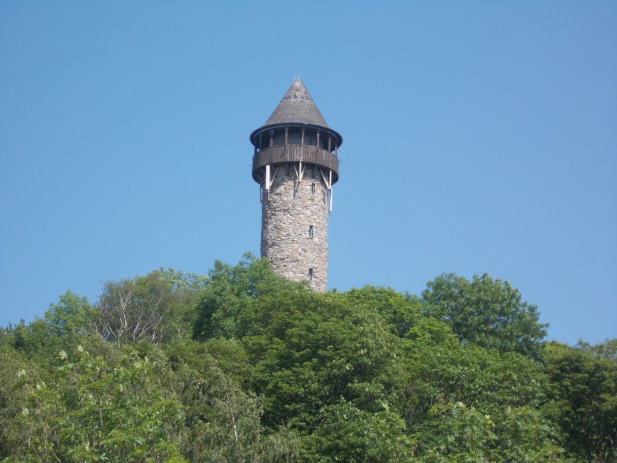 raumplanungtv's tweet photo. Verwunschen mitten im #Hunsrück: Turm der #Wildenburg https://t.co/QRyVsYPBDe