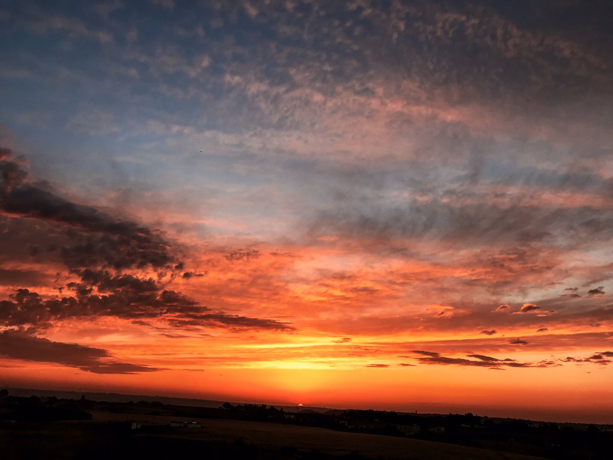 elh_03's tweet photo. حشومة هاد الجمال مايتنشرش هنا #sunset #home https://t.co/DxtPs9YKij