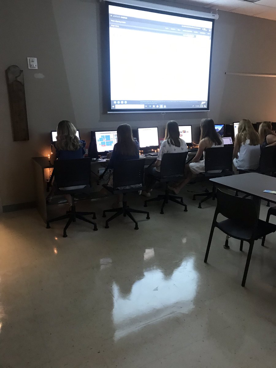 MrsBsBusiness's tweet photo. Design time in yearbook! #spartanbiz #olympian https://t.co/ybij3LTYLd