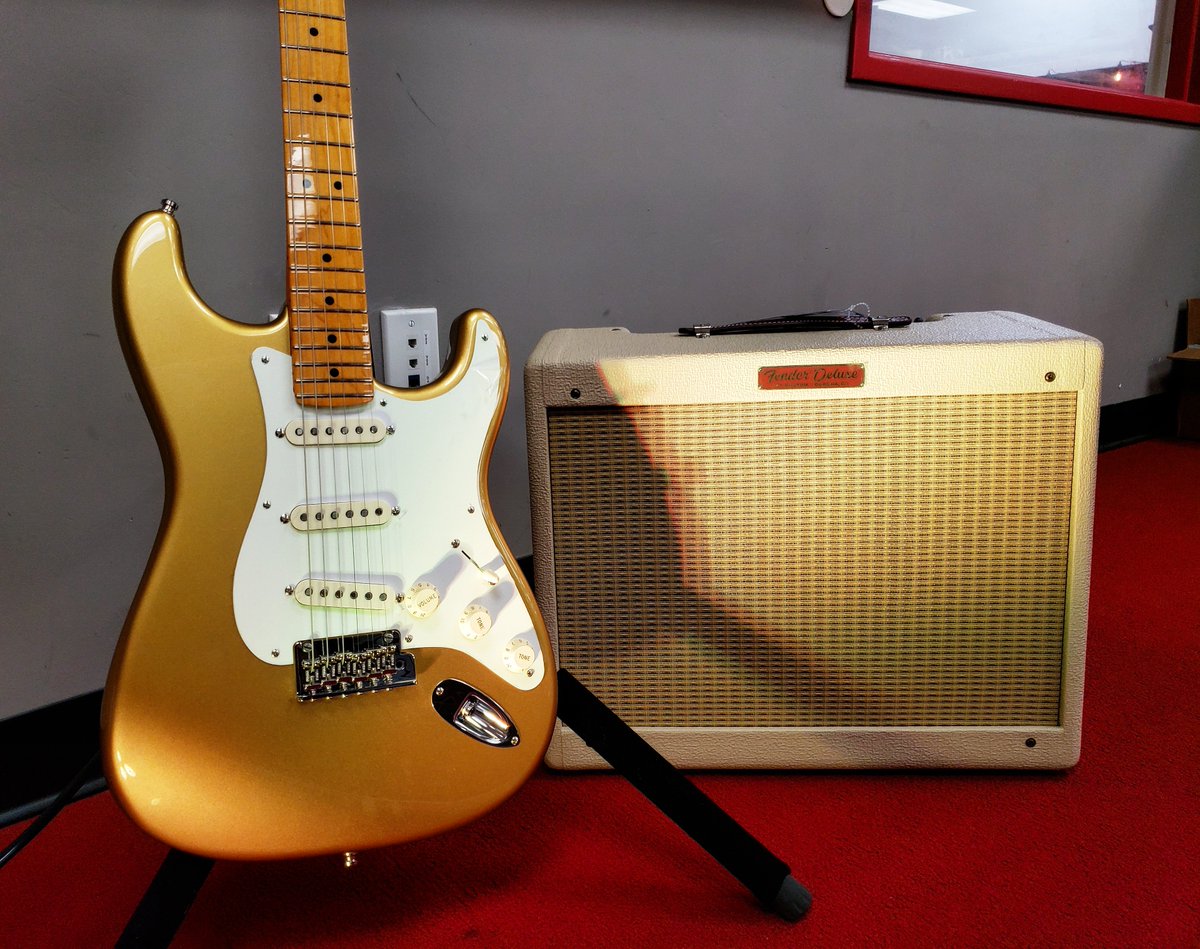 musicstorelive's tweet photo. @Fender Lincoln Brewster Strat with tone of pure gold!
https://t.co/xUrMFjwUGP
•⠀
•⠀
•⠀
#SeeHearExp #MusicStoreLive #MSL #Fender #LincolnBrewster #AztecGold #Stratocaster #Strat #ElectricGuitar #ToolsForTone #KnowYourTone #GearTalk https://t.co/guAZW59dQU