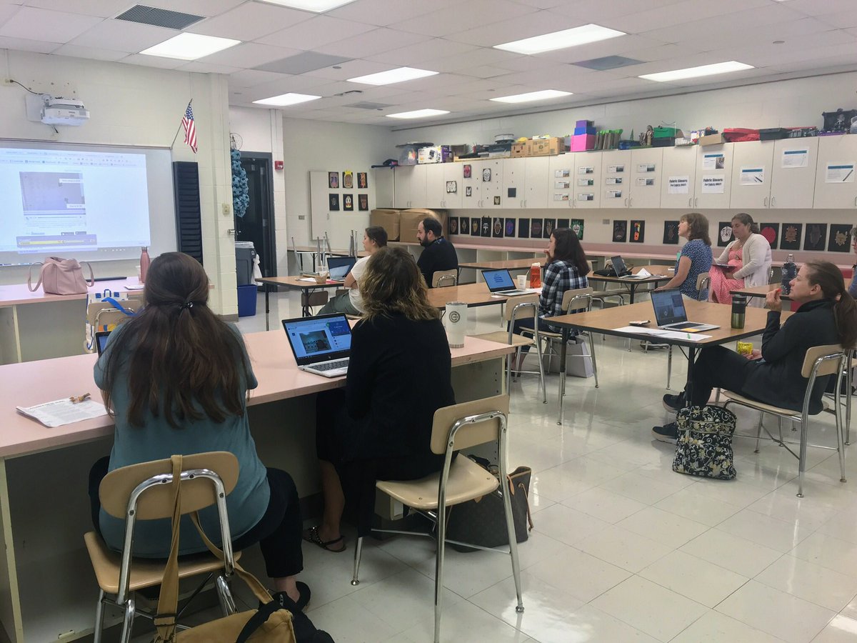 aliciaduell's tweet photo. Exploring all things @Seesaw with @sum_the_one! #21MiniCon #21Learns https://t.co/jwf2rkyXr4