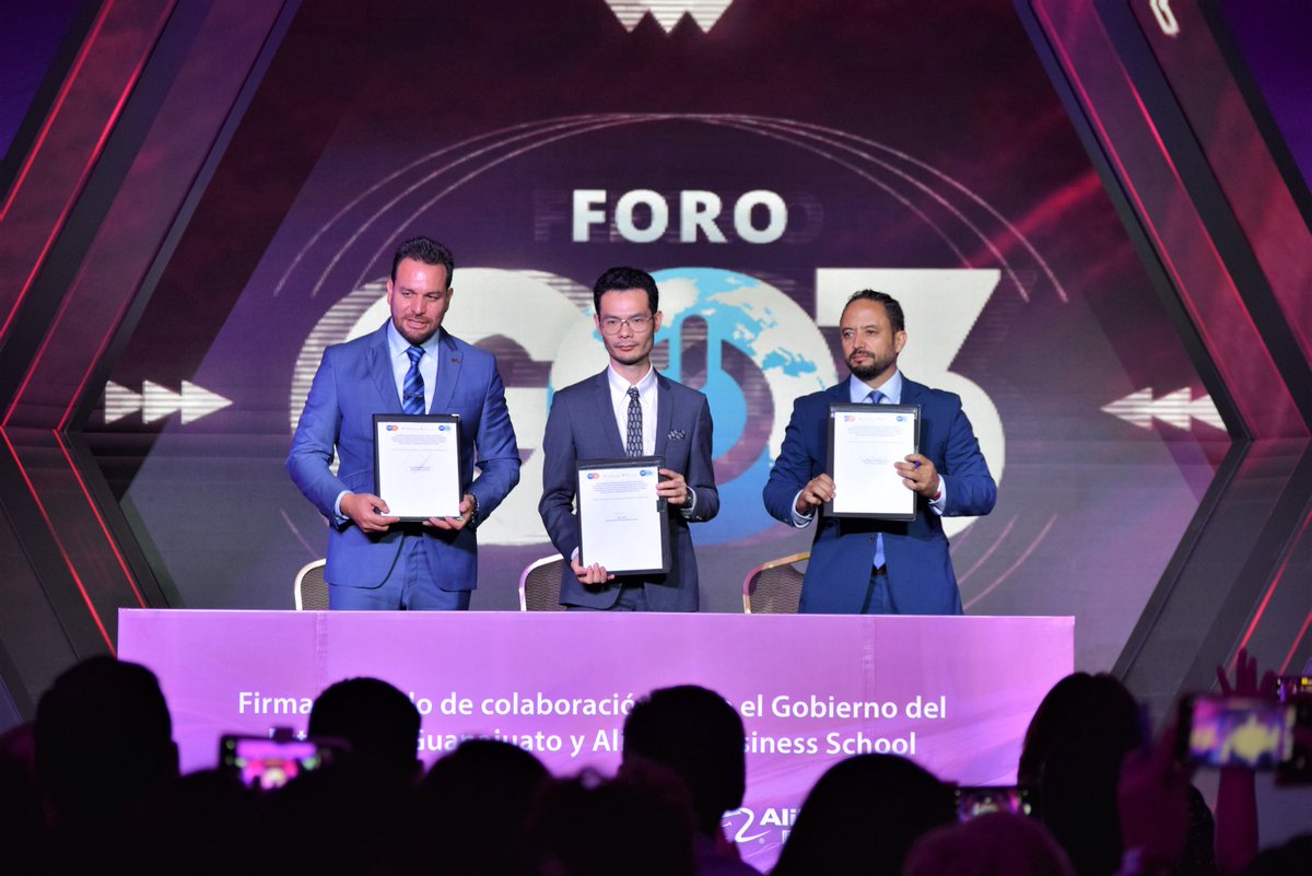 economiagente's tweet photo. El Srio @MUsabiagaDB estuvo presente en el arranque del #ForoGO3 un espacio donde convergen las ideas hacia la innovación y el desarrollo, donde grandes mentes creativas e inspiradoras nos muestran la nueva forma de comercializar desde la mentefactura y la transformación digital https://t.co/qzf2NfjoVg