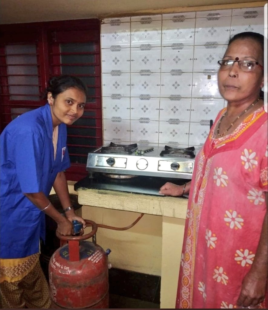 HPCL's tweet photo. हम किसी से कम नहीं..
Hubli LPG Region~Housewives were pleasantly surprised to find #HPGas Lady Mechanics at their doorsteps for LPG service.
#HPCL Always on lookout for innovative ways for Delivering Happiness to its esteemed customers
#NariShakti #HamKisiSeKamNahi
@CustomerFirst https://t.co/eV2wSiIJYE