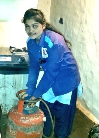 HPCL's tweet photo. हम किसी से कम नहीं..
Hubli LPG Region~Housewives were pleasantly surprised to find #HPGas Lady Mechanics at their doorsteps for LPG service.
#HPCL Always on lookout for innovative ways for Delivering Happiness to its esteemed customers
#NariShakti #HamKisiSeKamNahi
@CustomerFirst https://t.co/eV2wSiIJYE