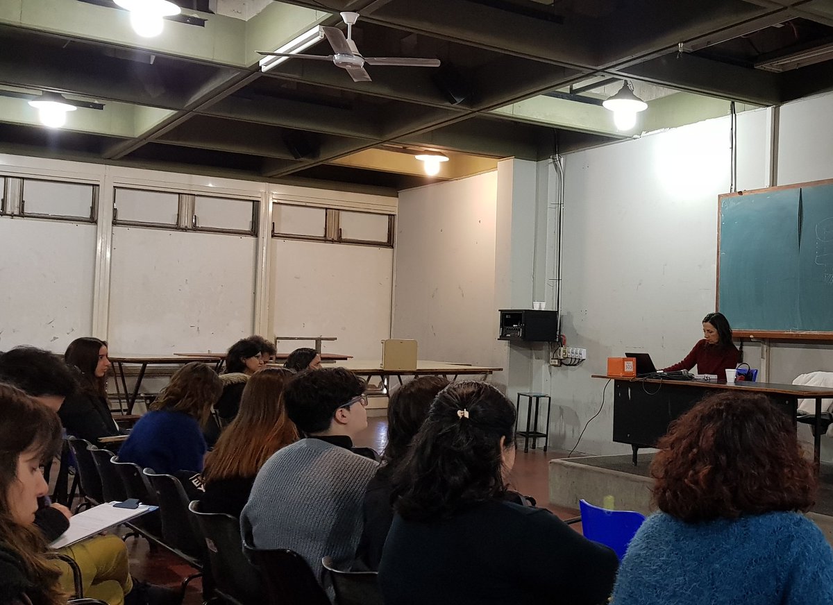 maxovelazquez's tweet image. #BDSÑ #Devalle #Com1 #Com2 #DG #FADU #UBA Verónica Devalle conversa sobre el surgimiento del Diseño Gráfico en Argentina. Una historia de la disciplina en la 4° Bienal Nacional de Diseño UBA