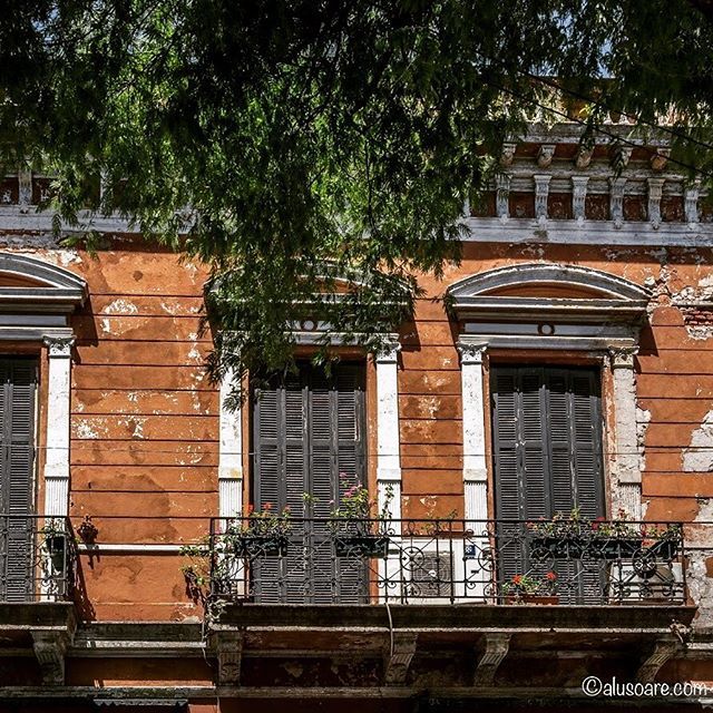 alusoare's tweet photo. I can’t say that there are a lot of things to visit in San Telmo, but it’s a neighbourhood with wonderful good vibes and a lot of things to enjoy especially on Sundays. If you would like to practice some tango steps or just to watch make sure you make so… https://t.co/0gAgGnKjaD https://t.co/jdLHTutbEe