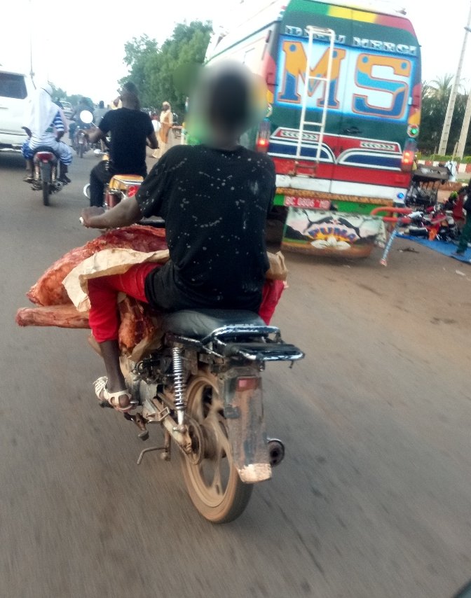 Oudouinfos's tweet photo. Au Mali, notamment à Bamako notre belle capitale, CHACUN CHERCHE SON PAIN QUOTIDIEN PEU IMPORTE LE PRIX ! 

Que l'on soit riche ou pauvre, que le produit soit cher ou moins cher, il est difficile de faire la différence !

#Panier_de_Condiment_d'une_grande_Dame

Devinez l'impact ! https://t.co/lpHhTWFxjx