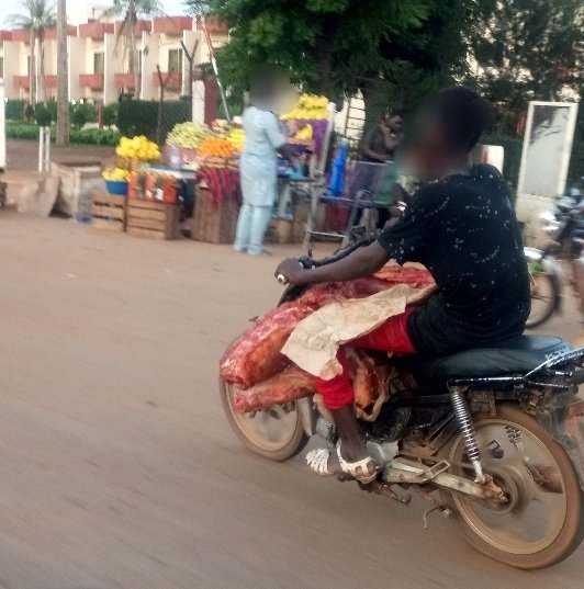 Oudouinfos's tweet photo. Au Mali, notamment à Bamako notre belle capitale, CHACUN CHERCHE SON PAIN QUOTIDIEN PEU IMPORTE LE PRIX ! 

Que l'on soit riche ou pauvre, que le produit soit cher ou moins cher, il est difficile de faire la différence !

#Panier_de_Condiment_d'une_grande_Dame

Devinez l'impact ! https://t.co/lpHhTWFxjx
