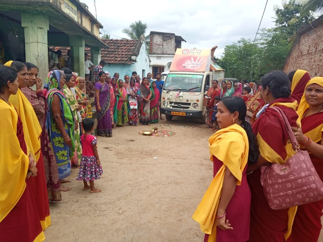 nayagarhbbbp's tweet photo. Movement of awareness Rath of Prohibition of child marriage  to different GP of Nuagaon Block organized by District Administration,Nayagarh https://t.co/fT8BZntY9C