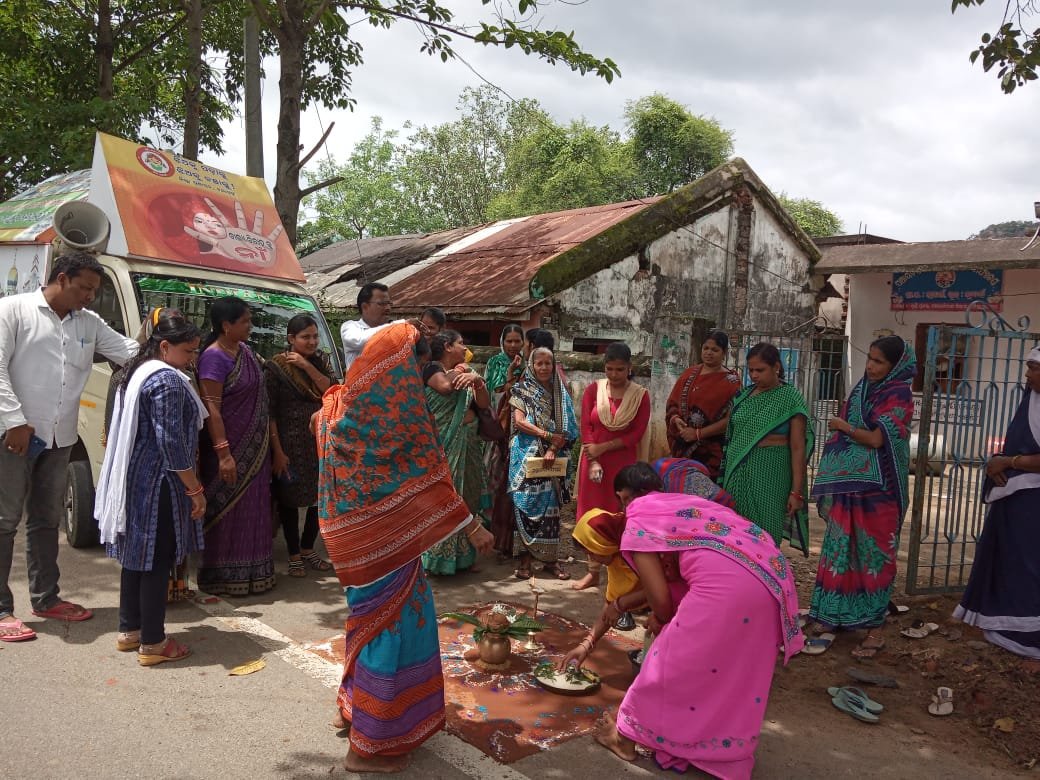 nayagarhbbbp's tweet photo. Movement of awareness Rath of Prohibition of child marriage  to different GP of Nuagaon Block organized by District Administration,Nayagarh https://t.co/fT8BZntY9C