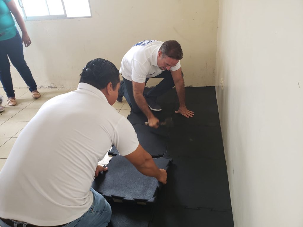 CesarMongeO's tweet photo. Con los @jovenesCREO hoy en #Trinibox cumplimos con la ayuda prometida.... las mujeres boxeadoras ya tienen su piso de entrenamiento para poder practicar en mejores condiciones y seguir ganando!
#MongeG #AccionSolidaria #Box https://t.co/KX45VgmnBz