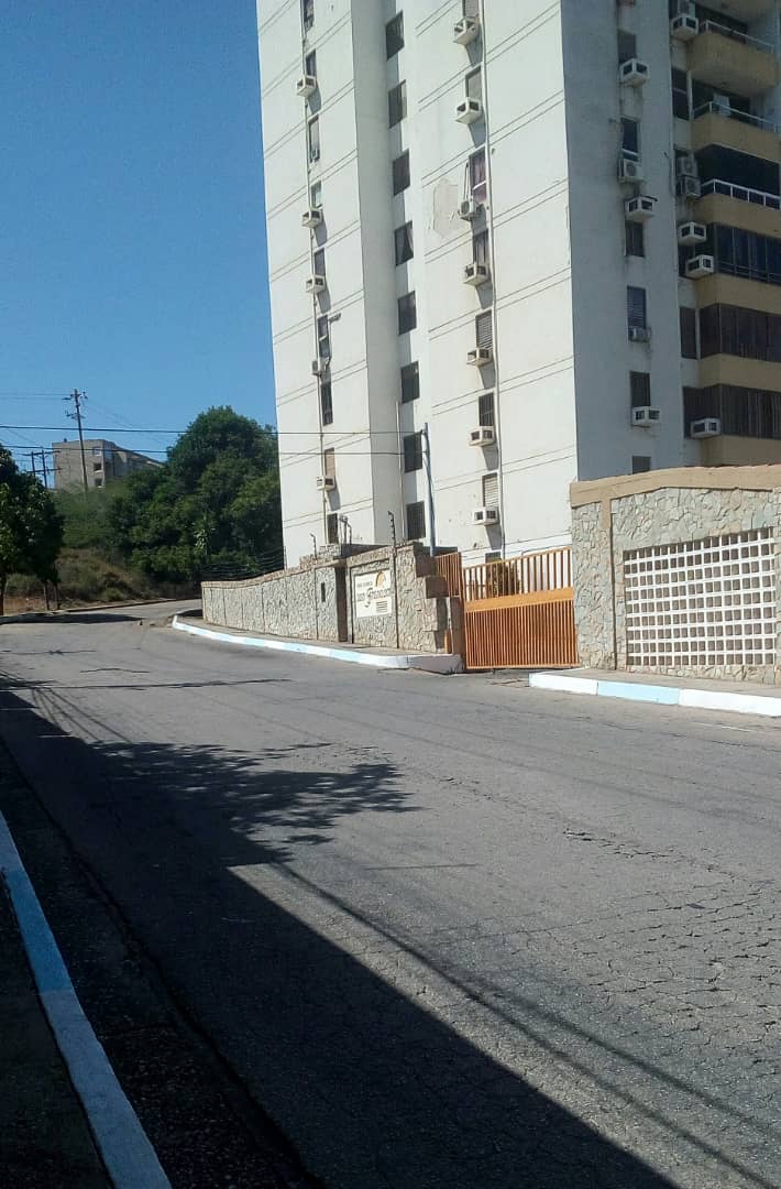 amalave17's tweet photo. Oportundad venta Apto. Res San Francisco Av Terranova Porlamar, piso bajo amoblado y equipado 2 Hab, 2 Baños, 1 Estacionamiento con vigilancia, Cod. 10 https://t.co/TROuiu2pb6