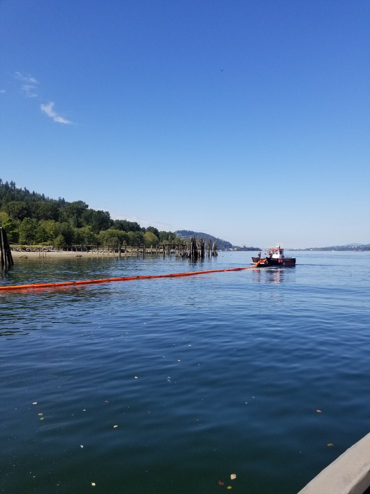 MarineResponse's tweet photo. Our South Coast crews are practicing the deployment of coastal protection strategies in Burrard Inlet at Barnet Marine Park today. To learn more about our Coastal Response Program visit: https://t.co/C14eAtxyV0 https://t.co/dvsIvGIbrw