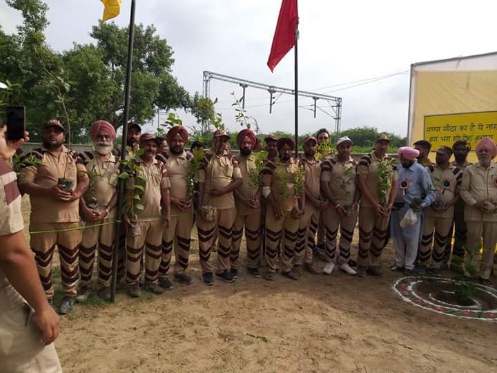rjogabri's tweet photo. Followers are celebrating #BirthdayOfStRamRahimJi by doing a number of welfare activities.
Salute to their spirit ..tree plantation is one of them https://t.co/FNq3pIZIVt