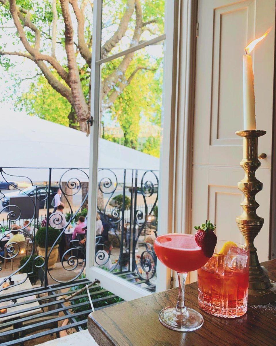 131TheProm's tweet image. Terrace views and cocktails for two ✨

(📷: lucyinthecotswolds on Instagram)

#no131cheltenham #cheltenham #cotswolds #cocktailbar #theluckyonion #cocktailoclock #cocktailtime