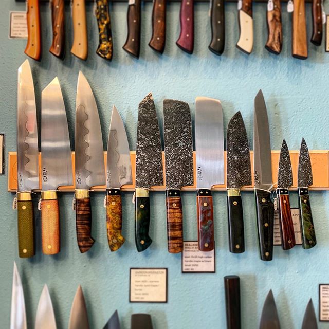 new batch of New Orleans own @dewclaw_knives are ready for new homes! all available online and in both locations! tap the pic to see the goods!!
🙌🏼🔥🔪🔥🙌🏼
#nolamade
#dewclaw
#tytonelli
#americanmade
#nolaknives
#couteliernola