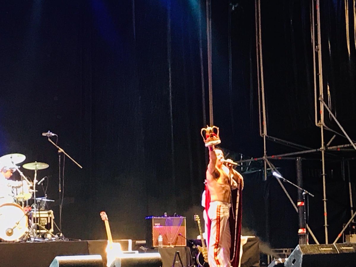 PauPinero's tweet photo. Impresionante, espectacular...sin palabras me ha dejado el #tributoaqueen #rememberqueen #Queen en #Torrelavega God save the Queen 👑 https://t.co/mWAiZzWgDe