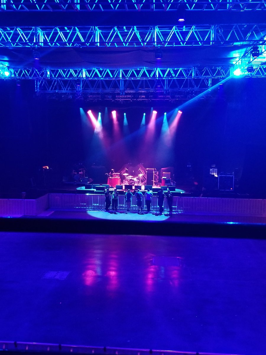 Samishness_'s tweet photo. Our view for the next couple hours! #FloggingMolly #SocialDistortion #DevilMakesThree https://t.co/u1MfWiUz5i